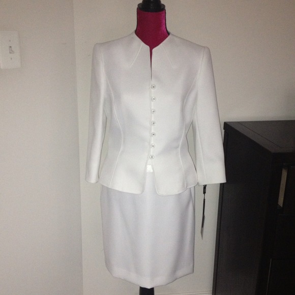 TRADED!!Tahari- Beautiful White Suit sz8