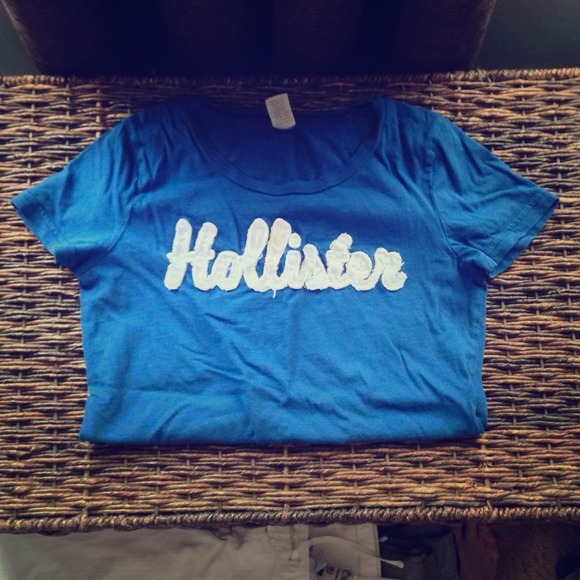 💥SOLD💥Blue Hollister Tee Size Large