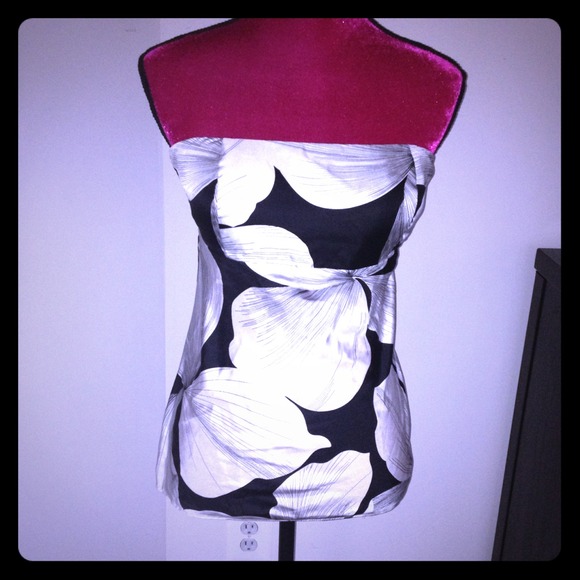 ***Sold ***White House/Black Market Strapless top!