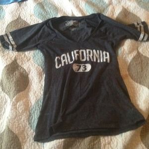 California printed v neck baseball tee