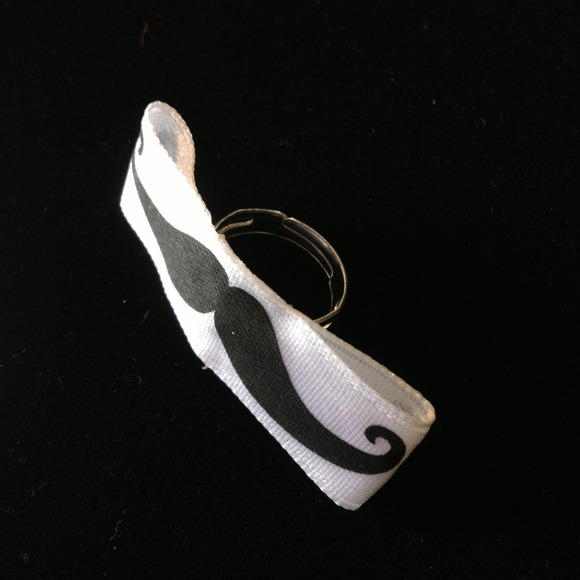Ribbon mustache ring - Picture 3 of 3