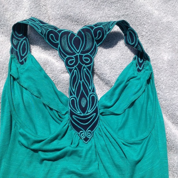 Teal tank with beautiful back detail - Picture 3 of 3