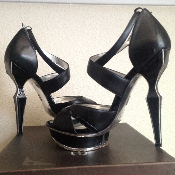 🚫SOLD🚫 BEBE SEXY BLK/SILVER PEEP TOE HEELS - Picture 4 of 4