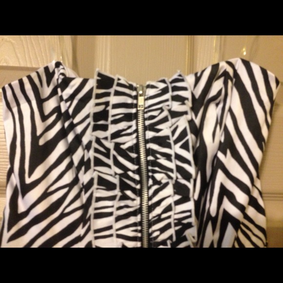 SOLD! Black/White Zip Front Dress w Pockets - Picture 2 of 2