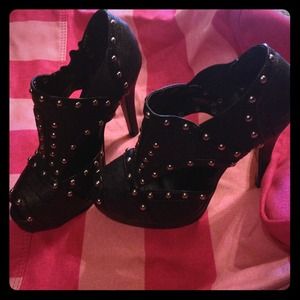✅Reduced✅NWOT Black studded red kiss heel