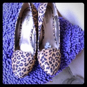 Kenneth Cole reaction leopard wedge size 8.5