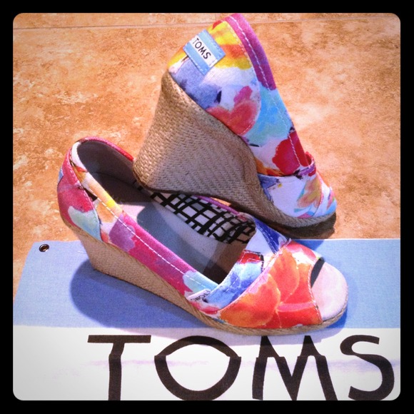 SOLD IN BUNDLE 🎀 TOMS Floral Espadrille Wedges
