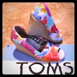 SOLD IN BUNDLE 🎀 TOMS Floral Espadrille Wedges