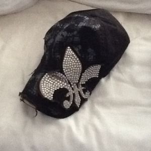 Fleur de lis hat