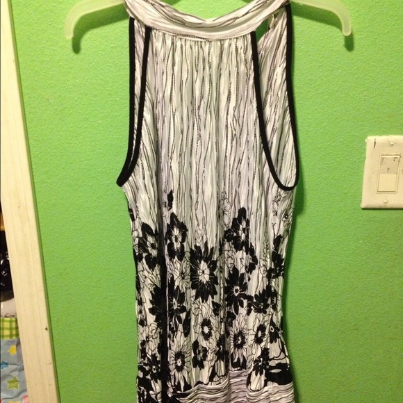 Tops - Black and white flowy top