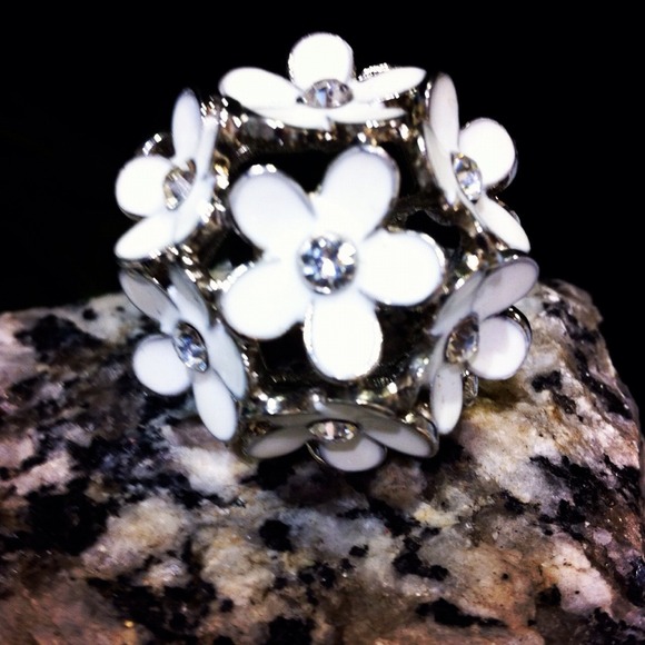 White Daisy Bling adjustable Ring NWOT ☀💎