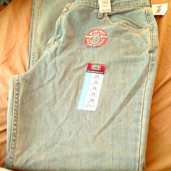 ~NWT~ Signature Levi Strauss &Co jeans