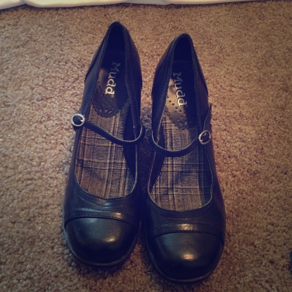 Mudd closed toe black pump