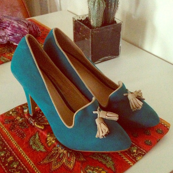 Turquoise suede pumps