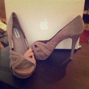 Never worn Steve Madden pumps!