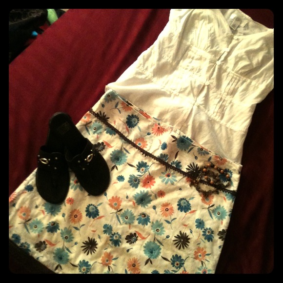 *PRICE REDUCED!* Adorable Flowery Skirt!!