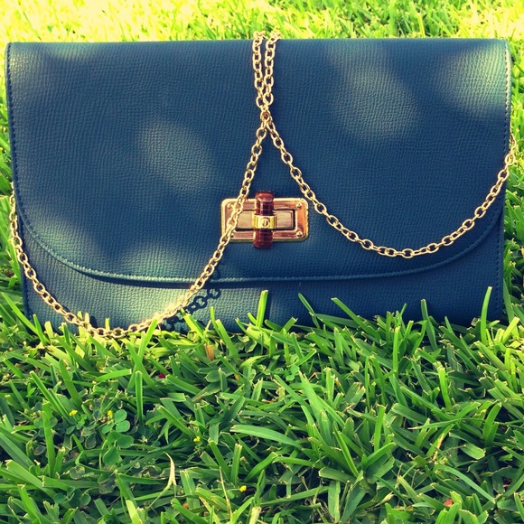 📍REDUCED📍 Clutch 💙💙