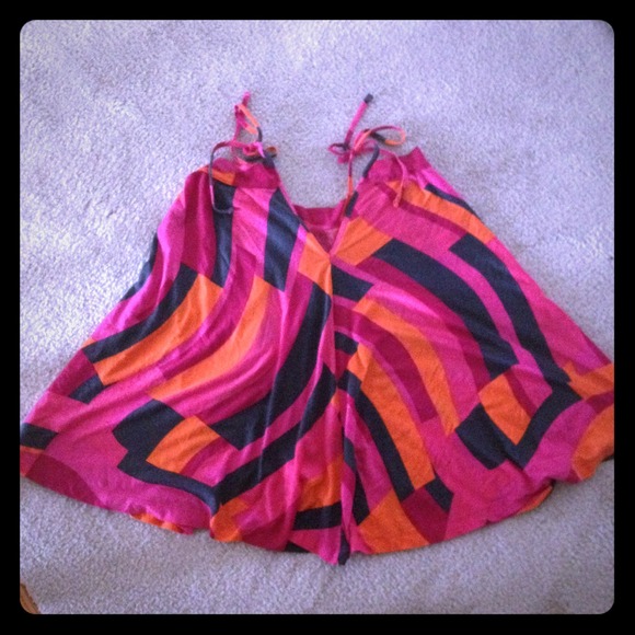 ****HOLD***** Bundled***geometric print tank top.!