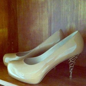 FENDI Decollete Vernice Visone pumps!