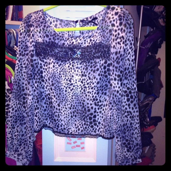 Very fashionable crop leopard print top!