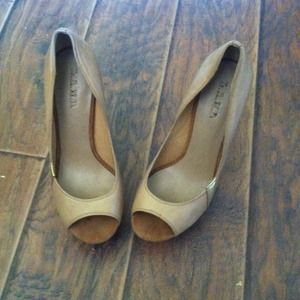 Gorgeous pair of L.A.M.B nude pumps