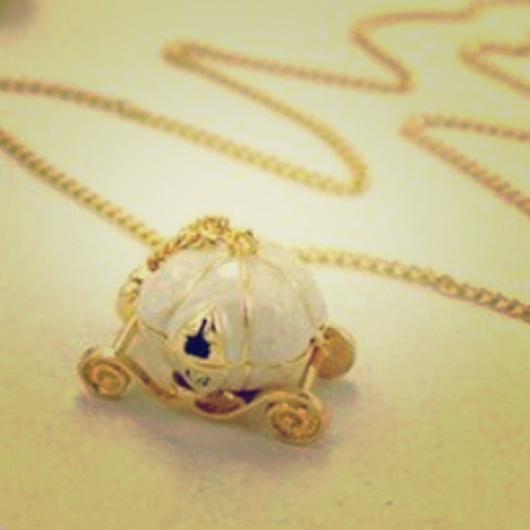 ***Sold in bundle*** Cinderella pumpkin necklace - Picture 1 of 2