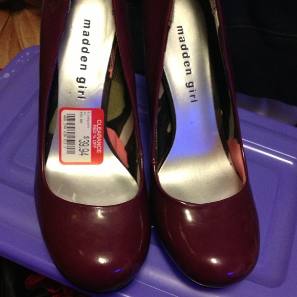 madden girl round toed pumps