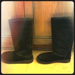 Black quilted uggs 🌸RESERVED🌸