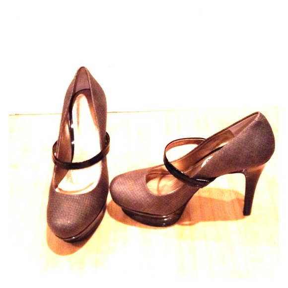 BCBG Generation Platform Pumps size 8.5