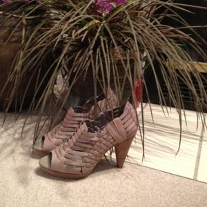 BANANA REPUBLIC SANDALS