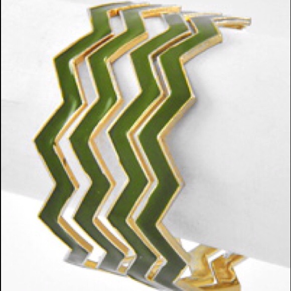 Jewelry - 🎉Host pick🎉Stack of chevron bangles!