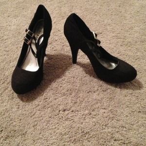 Mary-Jane black heels