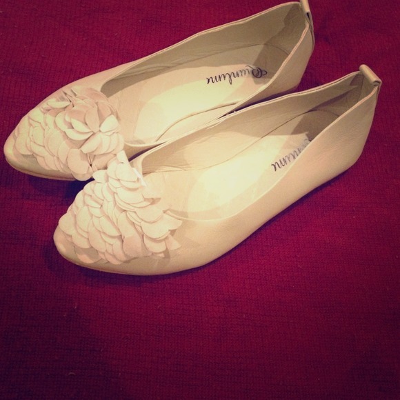 Beige flower ballet flats