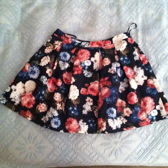 San's Souci Dresses & Skirts - Super cute floral flowy skirt