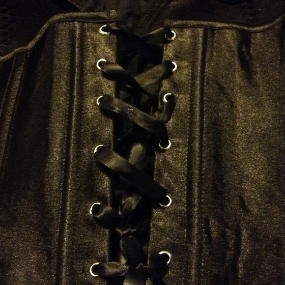 Black and red sweetheart corset - Picture 3 of 3