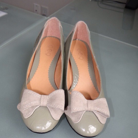 Wedge. Green with bow