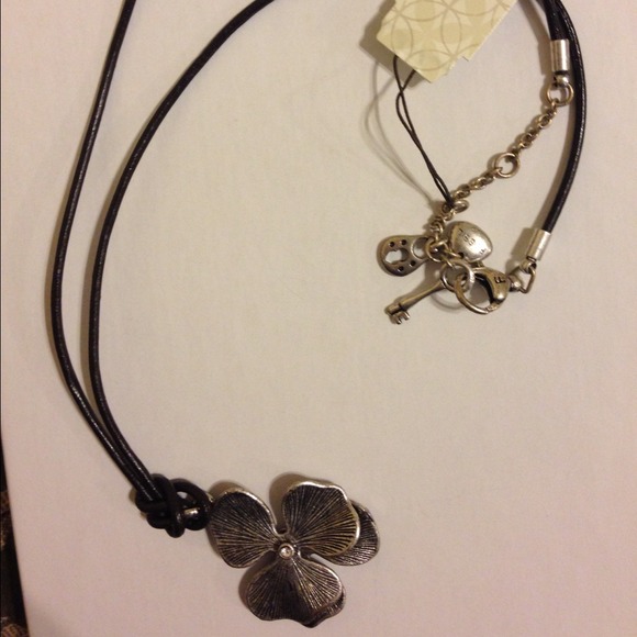 📍SALE📍Fossil flower toc rubber band necklace