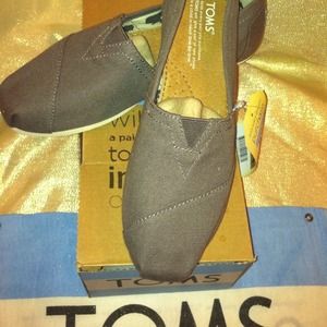 Brand new TOMS w/tags. Still in box w/ TOMS bag.