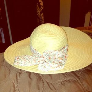 Hot vacation wide-rimmed hat