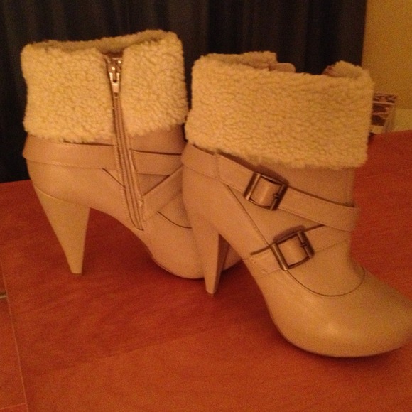 *REDUCED* from $20, now $15!!! Deb Fall Ankle Boot