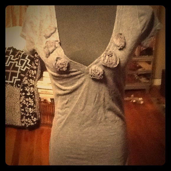 Hollister Deep V Neck Rosette Gray Tshirt