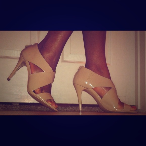 🚫🚫SOLD!!!! Bcbgeneration Nude heels!! 💕💖