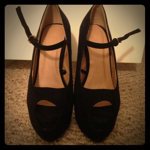 Peep toe pumps