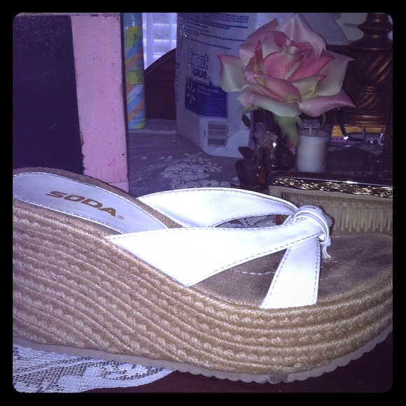 Great criss cross sandal wedge