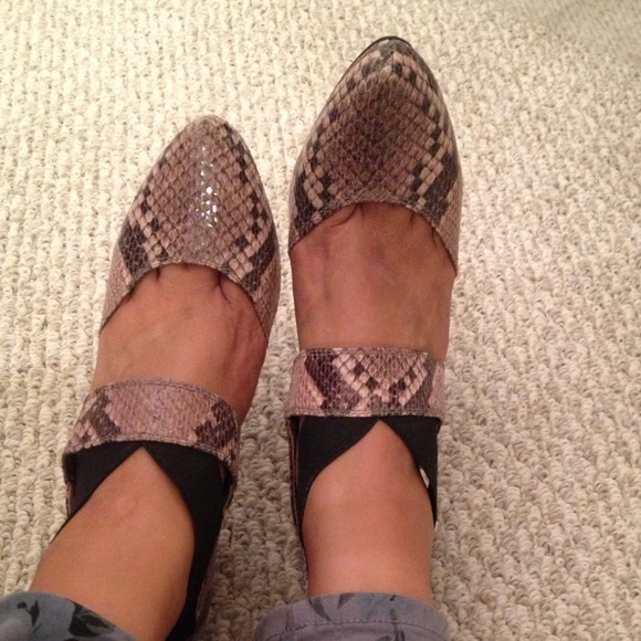 **SOLD**Sexy Nine West snake pattern heels  7 1/2 - Picture 3 of 4