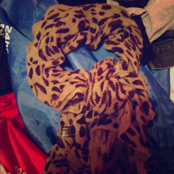 Cheetah print scarf bundle!👌👌