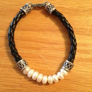 Leather & Pearl bracelet