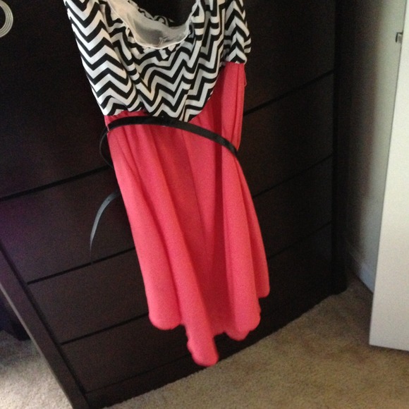 Hot pink chevron dress. - Picture 2 of 3