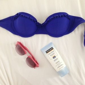 GapBody bandeau w/ ruffles bikini top 32C/34B/36A