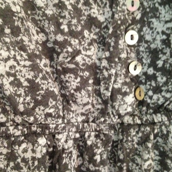 🚫BUNDLED🚫 Gray Floral Print Tank - Picture 2 of 2